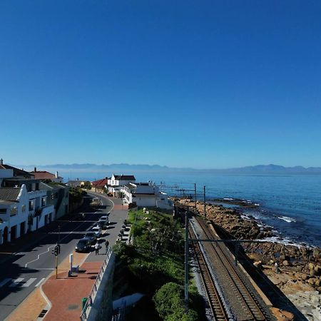 Modern Beach Apartment By Open Home Kalk Bay Bagian luar foto