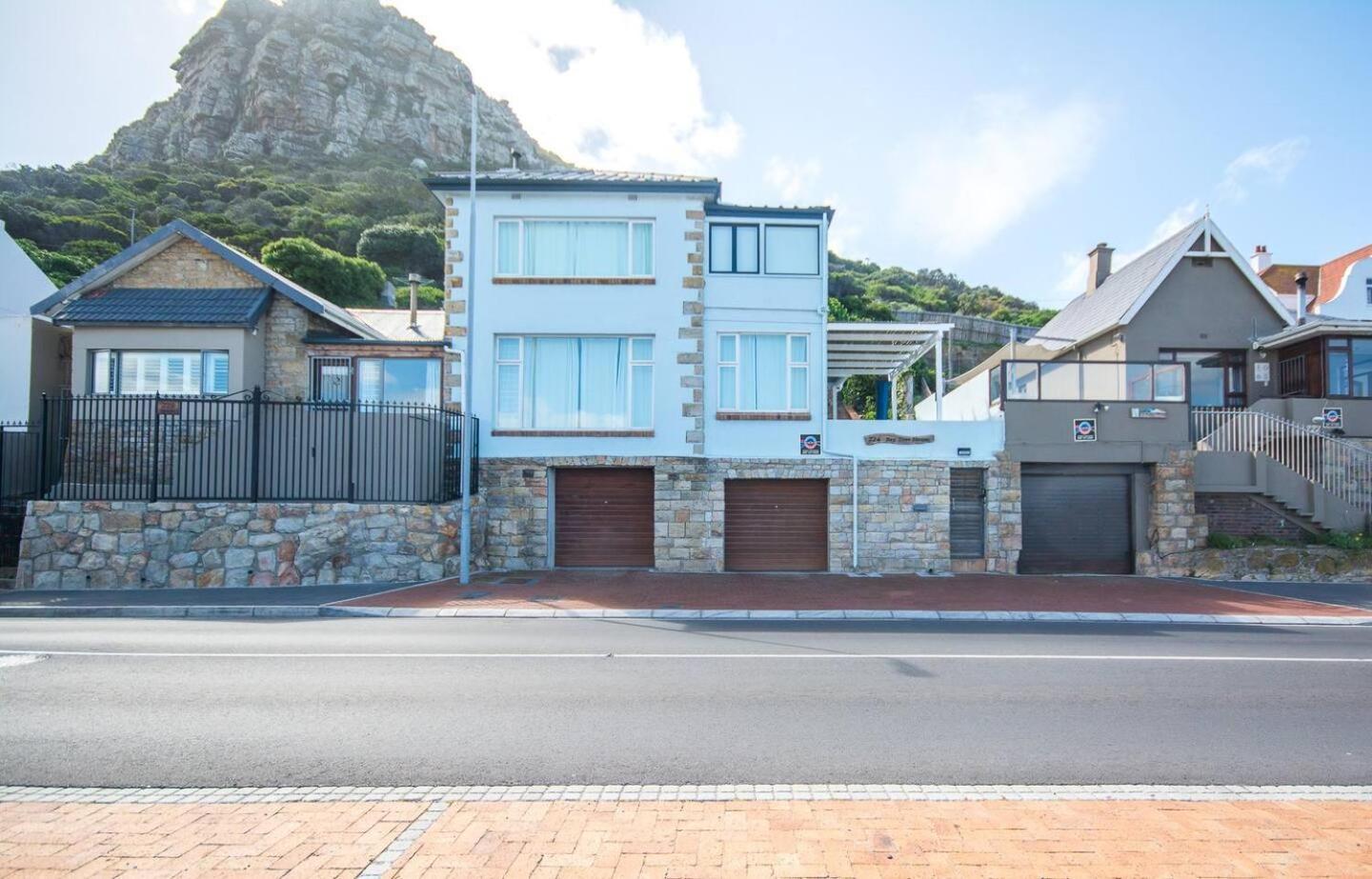 Modern Beach Apartment By Open Home Kalk Bay Bagian luar foto