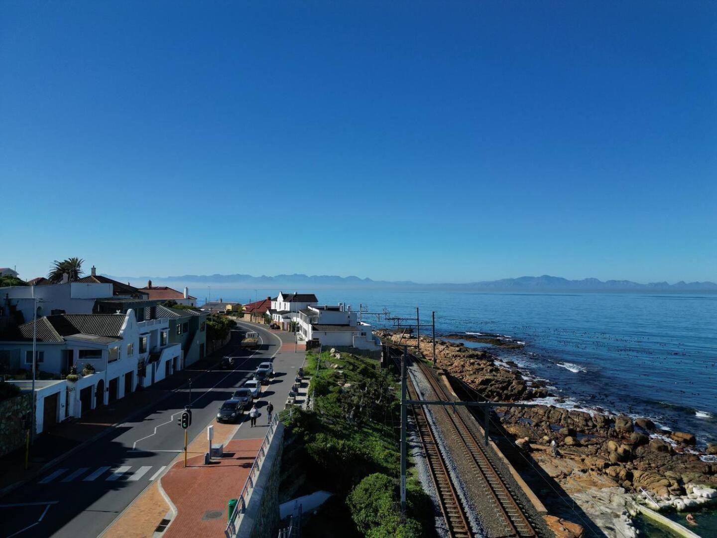 Modern Beach Apartment By Open Home Kalk Bay Bagian luar foto