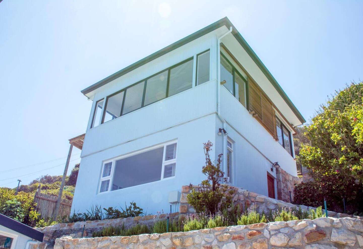 Modern Beach Apartment By Open Home Kalk Bay Bagian luar foto