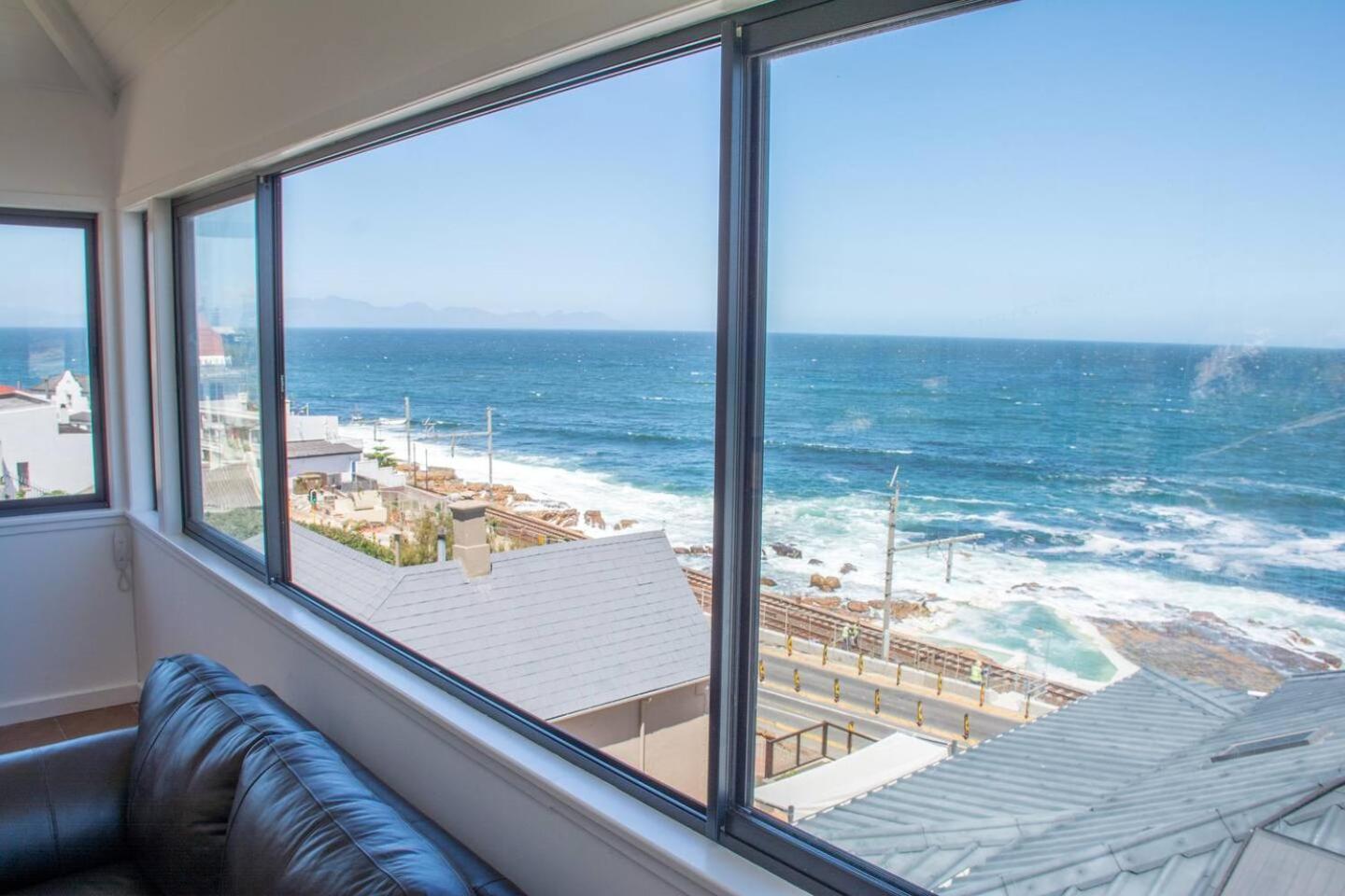 Modern Beach Apartment By Open Home Kalk Bay Bagian luar foto
