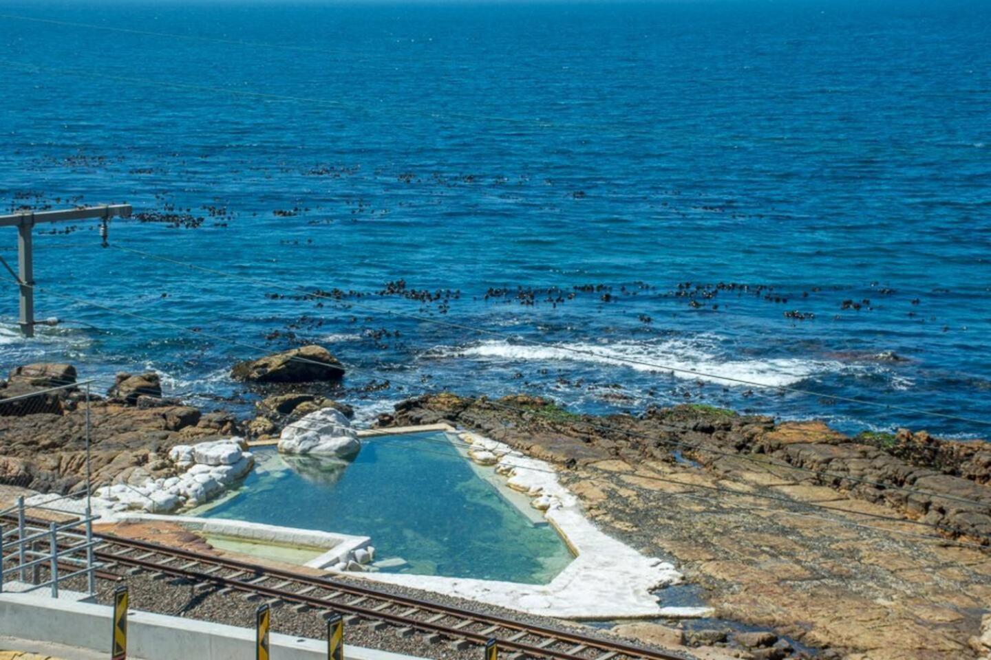 Modern Beach Apartment By Open Home Kalk Bay Bagian luar foto